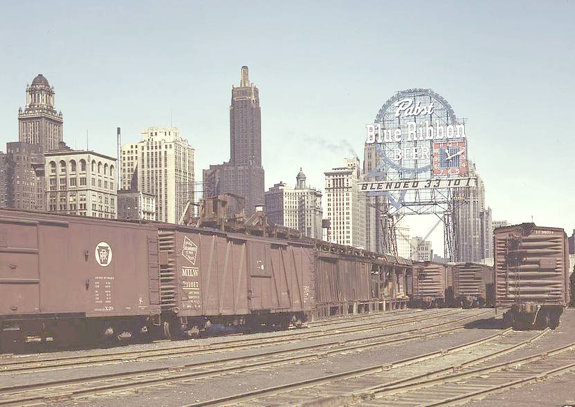 PHOTO - CHICAGO - ILLINOIS CENTRAL FREIGHT YARDS - PABST BLUE RIBBON SIGN - PORTION OF SKYLINE - 1943