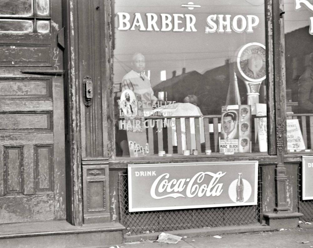 PHOTO - CHICAGO - UNIDENTIFIED BARBER SHOP - SOUTH SIDE - 1941