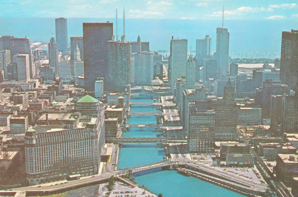 POSTCARD - CHICAGO - RIVER - AERIAL - LOOKING E FROM W OF MERCHANDISE MART - 1960s