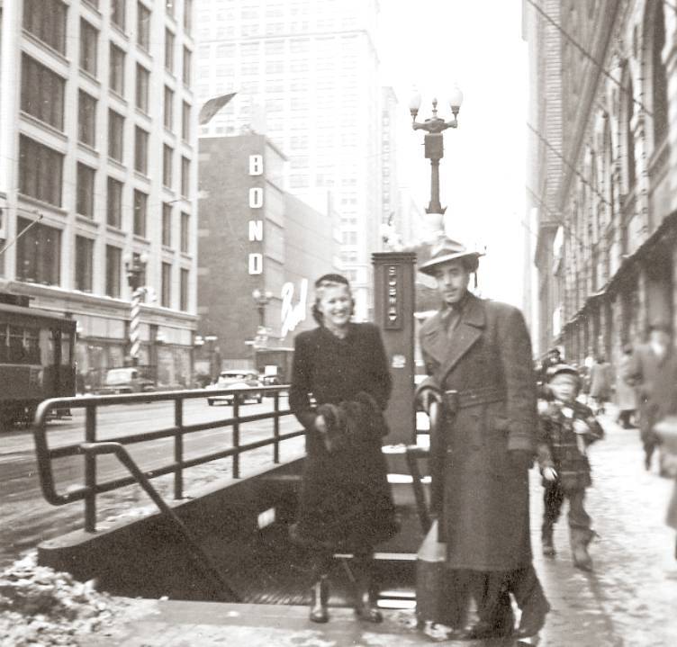 PHOTO - CHICAGO - STATE STREET - MAN AND WOMAN NEAR SUBWAY ENTRANCE - CHRISTMAS SEASON - SNAPSHOT - 1950