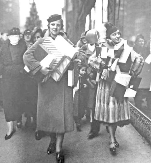 PHOTO - CHICAGO - STATE STREET - CHRISTMAS SEASON - TWO WOMEN SHOPPERS LOADED WITH PRESENTS - 1936