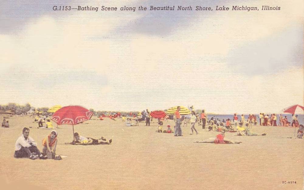 POSTCARD - CHICAGO - UNKNOWN BEACH - ALONG NORTH SHORE - FAIR CROWD AND UMBRELLAS - 1952