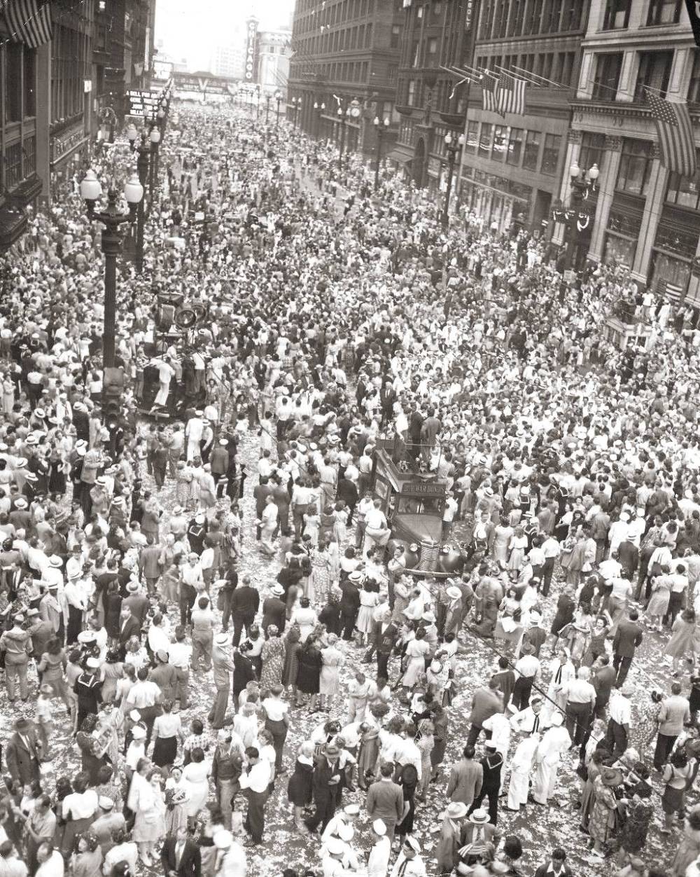 PHOTO - CHICAGO - STATE STREET - AERIAL - LOOKING N - VJ DAY CROWD - 1945