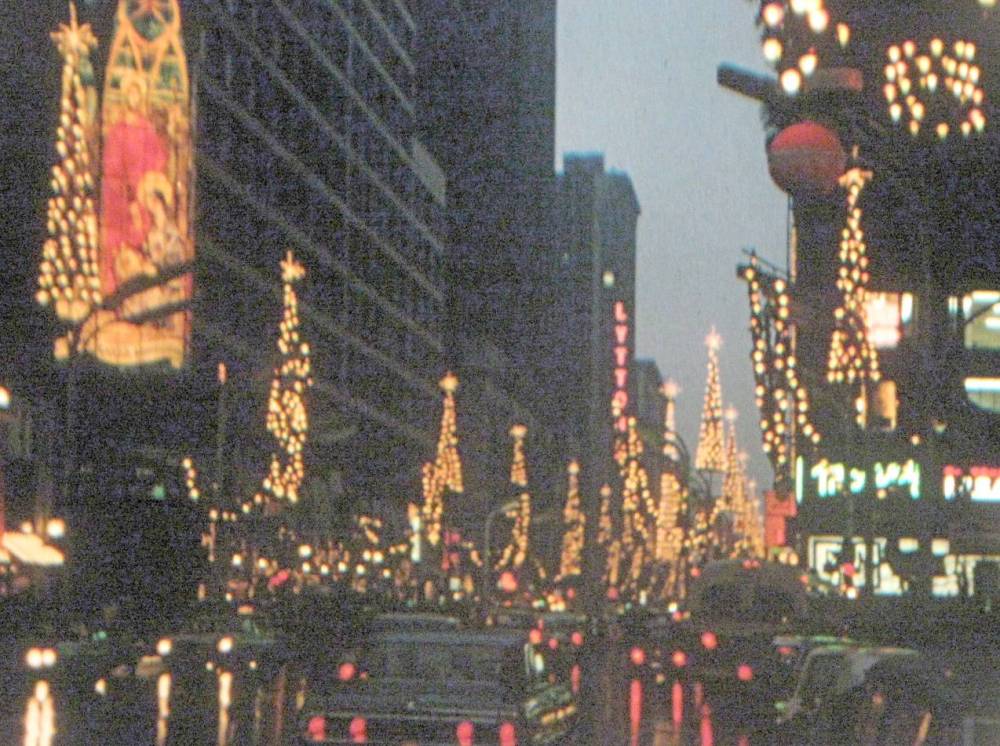 PHOTO - CHICAGO - STATE STREET - CARSON'S ACROSS STREET - LOOKING S - CHRISTMAS SEASON - EVENING - SNAPSOT - 1966