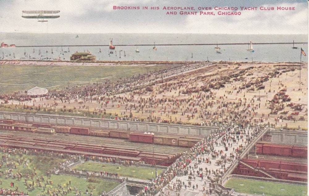 POSTCARD - CHICAGO - GRANT PARK - AERIAL - BROOKINS IN HIS AEROPLANE - CROWDS WATCHING - TRAINS - 1911