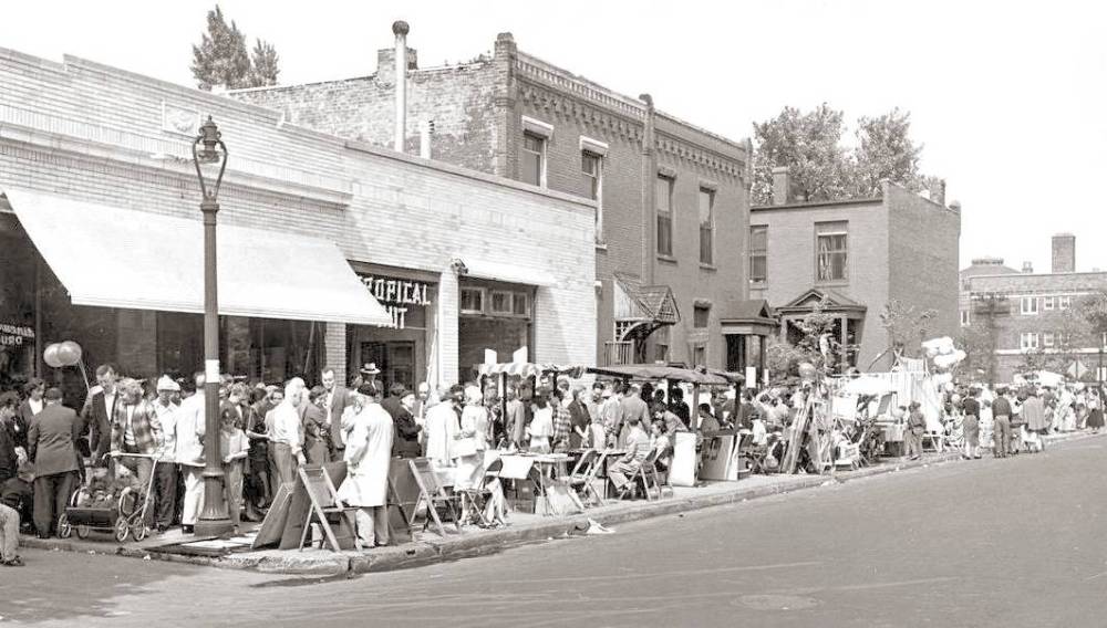 A  PHOTO - CHICAGO - 57TH STREET ART FAIR - CROWDS - GOFF HOUSE ON LEFT - TROPICAL HUT - 1950s