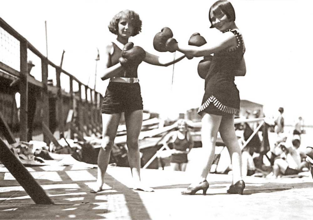 PHOTO - CHICAGO - WILSON BEACH - WOMEN BOXING - SNAPSHOT - 1925