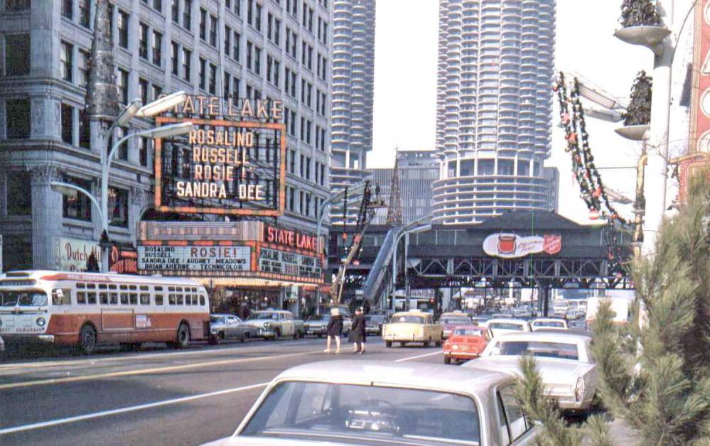 PHOTO - CHICAGO - STATE STREET - LOOKING NW FROM RANDOLPH - STATE LAKE THEATER - CHRISTMAS DECORATIONS - DUTCH MILL CANDY - ELEVATED - 1967 - EDITED FROM A MILES BEITLER IMAGE ON CHICAGO L SITE