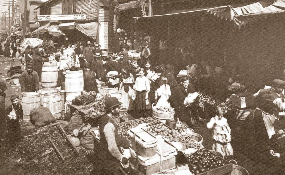 POSTCARD - CHICAGO - MAXWELL STREET - CROWD - FRUITS AND VEGETABLES - c1910
