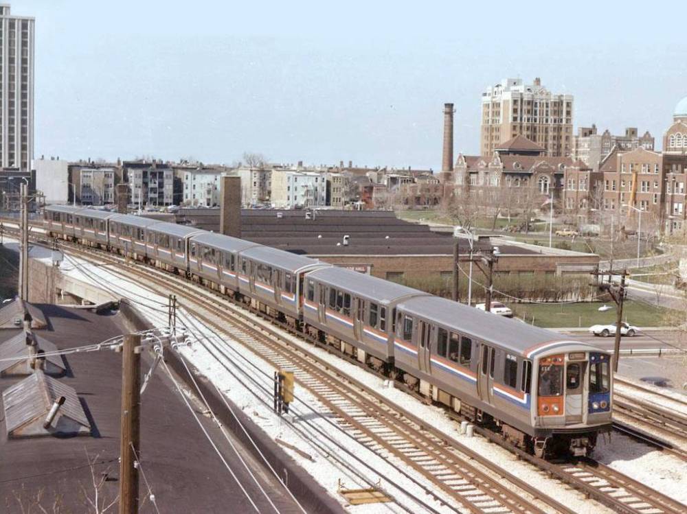 PHOTO - CHICAGO - CTA RAPID TRANSIT IN BICENTENNIAL LIVERY - APPROACHING 63RD AND ASHLAND - 1976