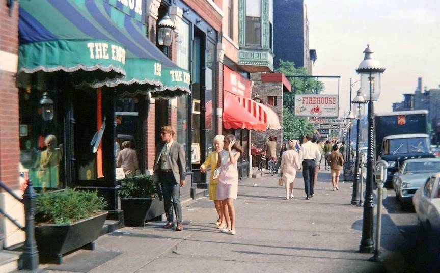 PHOTO - CHICAGO - WELLS STREET - OLD TOWN NEIGHBORHOOD - PEOPLE WALKING ON THE SIDEWALK - NOTE MARSHALL FIELD DELIVERY TRUCK IN TRAFFIC - c LATE-1960s