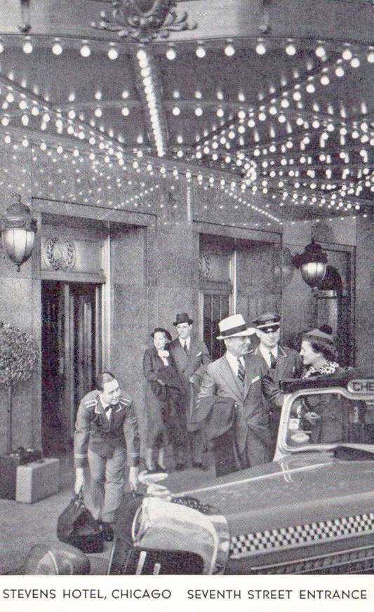 X POSTCARD - CHICAGO - STEVENS HOTEL - SEVENTH STREET ENTRANCE - COUPLE ARRIVING OR LEAVING - 1930s