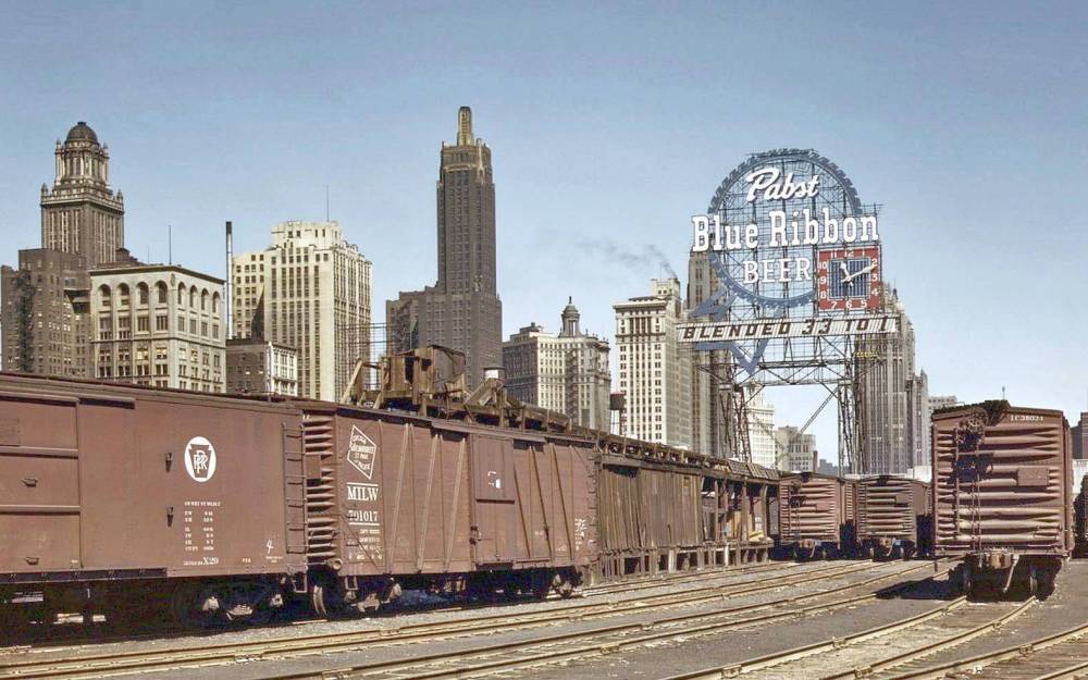 PHOTO - CHICAGO - SOUTH WATER STREET FREIGHT DEPOT WITH BOX CARS - FORMER PAPST BLUE RIBBON SIGN - 1943