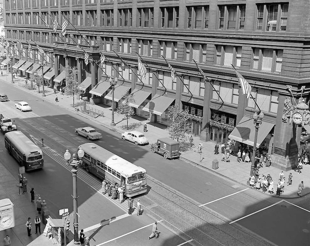 PHOTO - CHICAGO - STATE STREET - AERIAL - LOOKING NE FROM OVER WASHINGTON - BUSES - NEWS STAND - MARSHALL FIELDS - OLD STREET LIGHTS - MID TO LATE 1950s