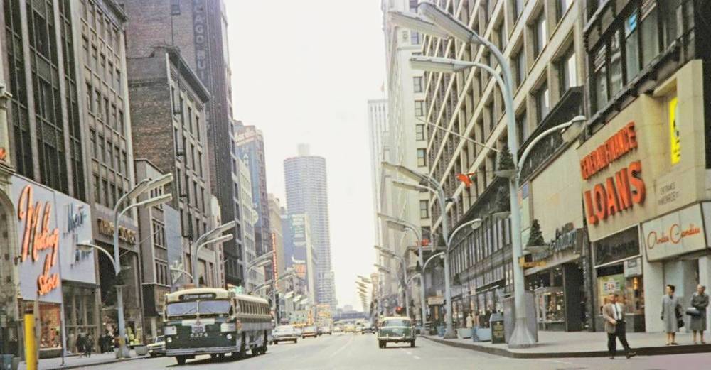 PHOTO - CHICAGO - STATE STREET - LOOKING N FROM MONROE GROUND LEVEL - TWIN COACH - STORE SIGNS - 1960s