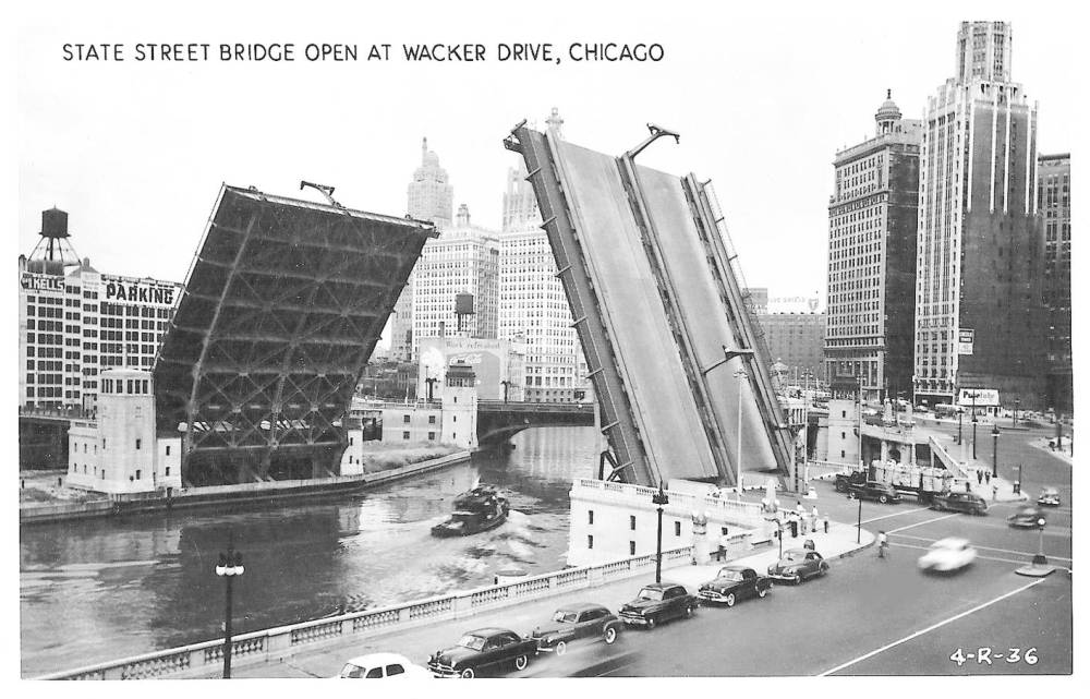 A CHICAGO - POSTCARD - WACKER DRIVE AND RIVER - STATE STREET BRIDGE OPEN - EARLY 1950s