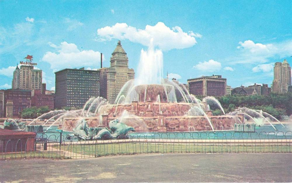 POSTCARD - CHICAGO - BUCKINGHAM FOUNTAIN - GRANT PARK - NOTE MOBILGAS SIGN - c1965
