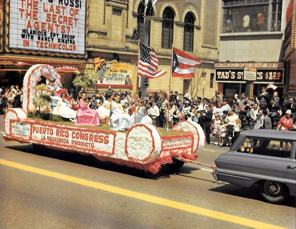 PHOTO - CHICAGO - STATE STREET - PARADE FLOAT FOR PUERTO RICO CONGRESS QUEEN - I AM A BIT DISORIENTED ON LOCATION - TAD'S IN BACKGROUND - UNIDENTIFIED THEATER - 1966