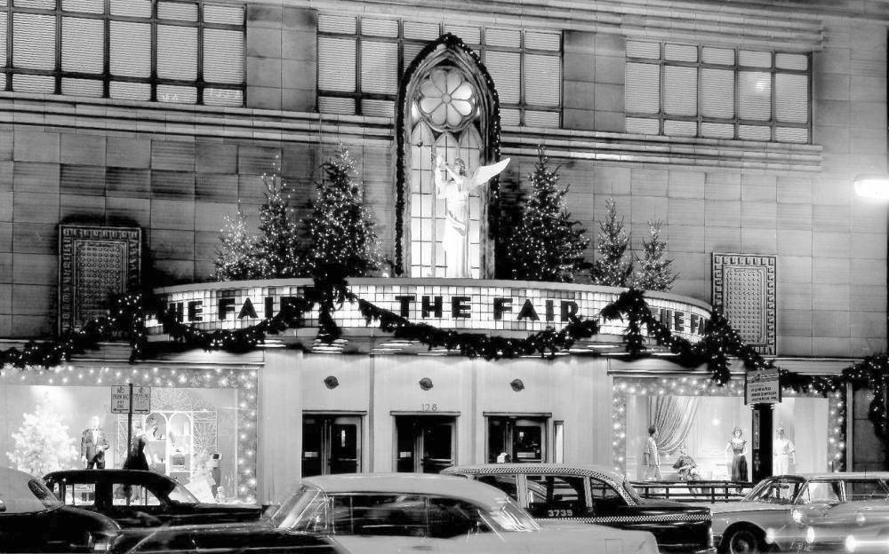 A PHOTO - CHICAGO - THE FAIR DEPARTMENT STORE - 128 S STATE - NIGHT - CHRISTMAS DECORATIONS - 1961