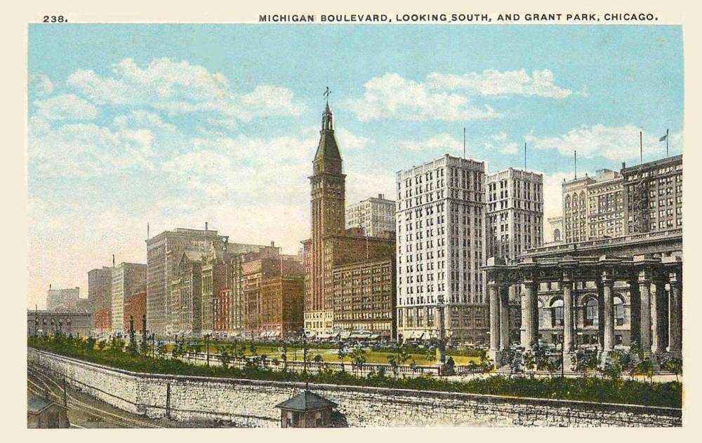 POSTCARD - CHICAGO - MICHIGAN BLVD (CALLED THAT) - GRANT PARK - LOOKING S FROM RANDOLPH STREET BRIDGE - NOTE STONE WALL FOR IC RAIL - TINTED - 1920s