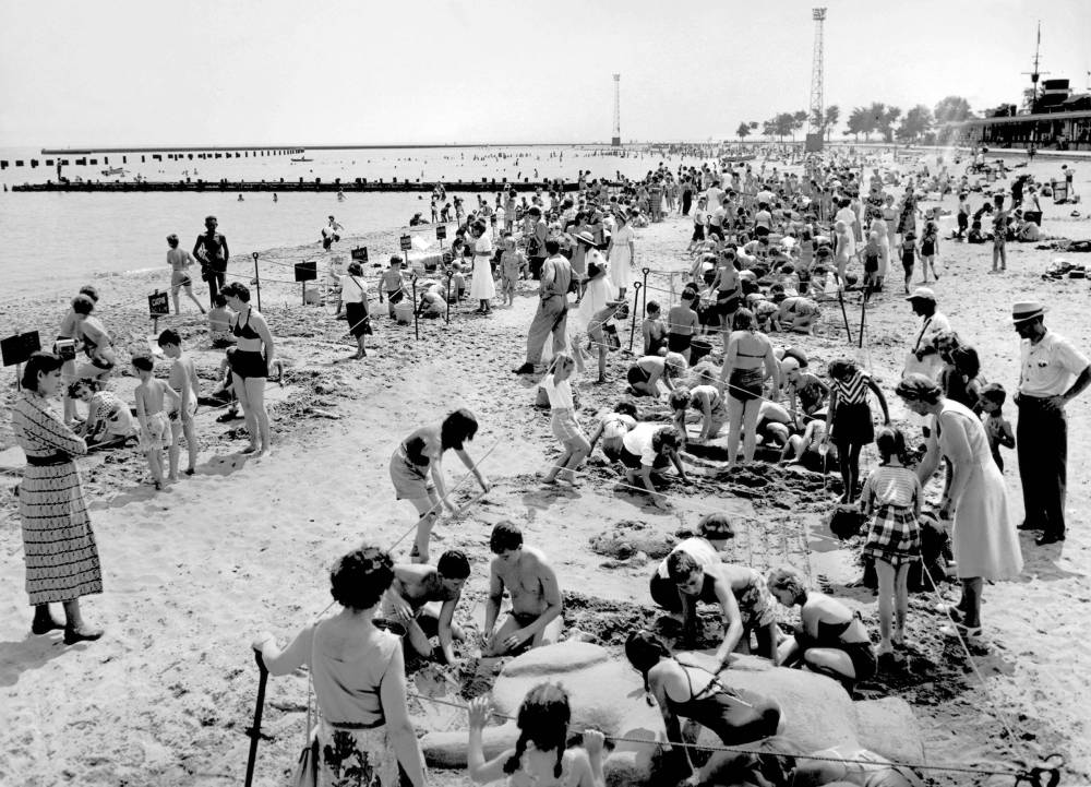PHOTO - CHICAGO - NORTH AVE BEACH - BIG CROWD - NOTE THE ROPED-OFF AREAS - c1950 - EDITED FROM A PARK DISTRICT IMAGE