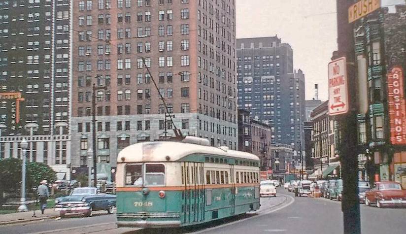PHOTO - CHICAGO - STATE RUSH AND CEDAR - CTA PCC STREETCAR - 1950s