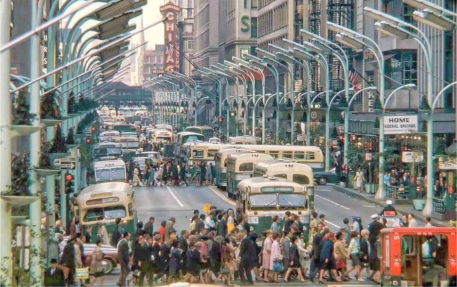 PHOTO - CHICAGO - STATE STREET - AERIAL FORE-SHORTENED WITH TELEPHOTO LENS - GROUPS OF SHOPPERS CROSSING STREET - HUGE NUMBER OF BUSES - 1967