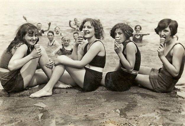 PHOTO - CHICAGO - OAK STREET BEACH - GIRLS EATING ICE CREAM NEAR WATER - 1920s