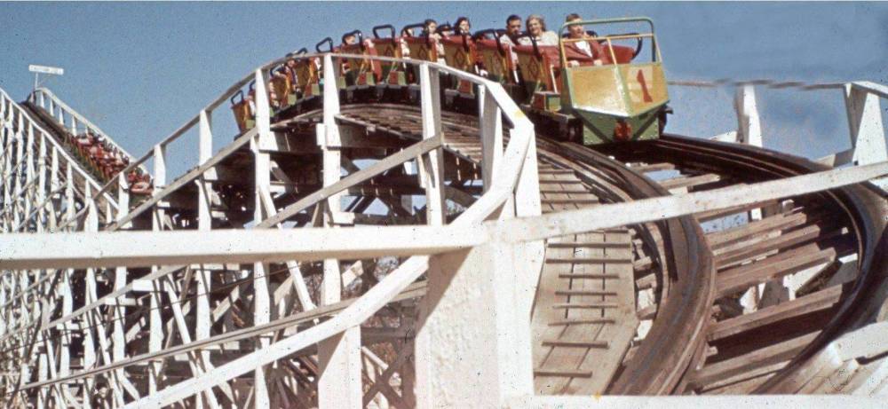 PHOTO - CHICAGO - RIVERVIEW AMUSEMENT PARK - THE BOBS ROLLER COASTER - HEADING INTO A DOWNWARD CURVE - c1960