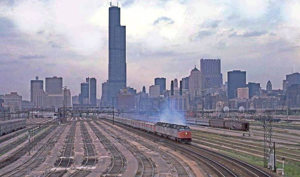 AA PHOTO - CHICAGO - AMTRAK TRAIN HEADED OUT - SKYLINE FEATURING SEARS TOWER IN BACKGROUND - 1978