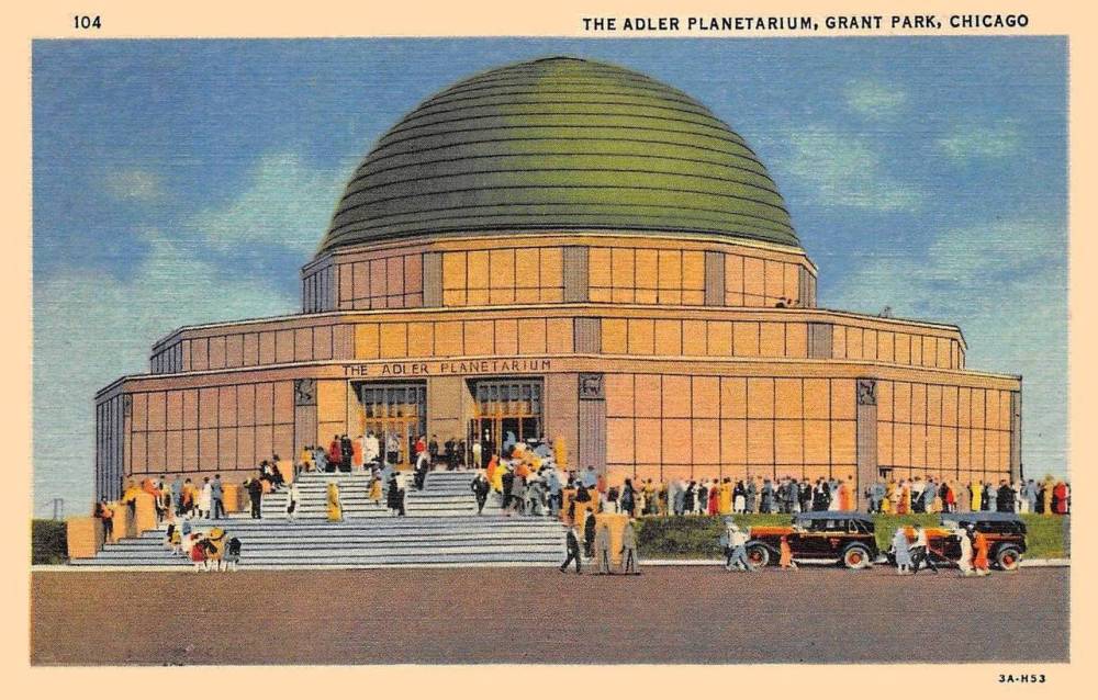 AA POSTCARD - CHICAGO - ADLER PLANETARIUM - GRANT PARK - CLOSE GROUND VIEW - CROWDS ON STAIRS - CARS - STYLIZED AND TINTED - FINE VERSION - 1940