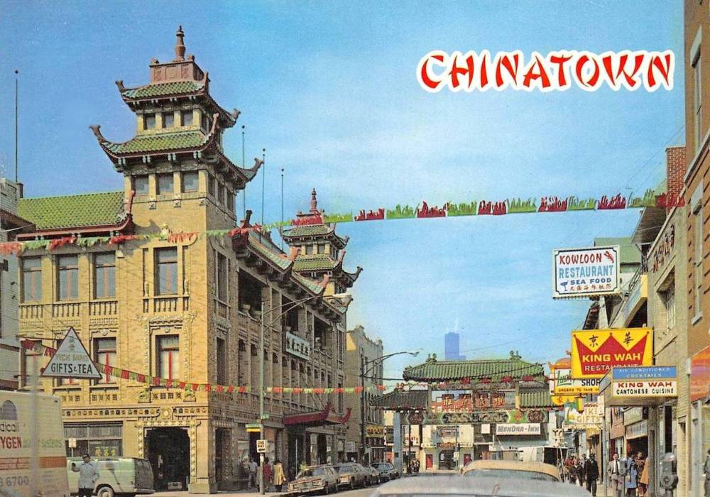 AA POSTCARD - CHICAGO - CHINATOWN - WENTWORTH AVE - LOOKING N GROUND LEVEL TOWARDS CERMAK ROAD WITH CHINESE GATE - c1980