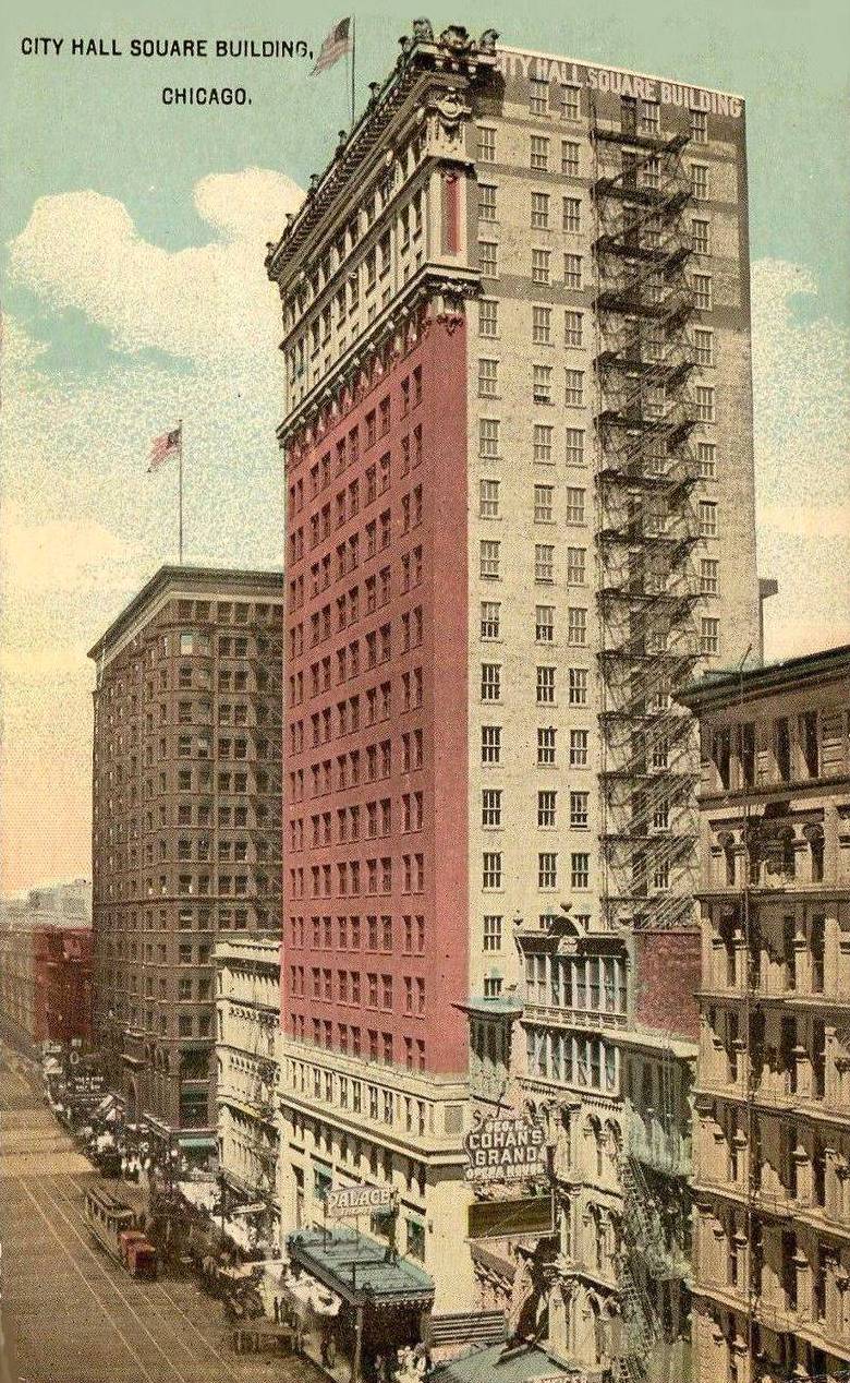 AA POSTCARD - CHICAGO - CITY HALL SQUARE BUILDING - 139 N CLARK - STOOD WHERE DALEY CENTER IS LOCATED - AERIAL VIEW DOWN STREET - NOTE PALACE THEATER IN BUILDING - NEXT DOOR GEORGE COHAN
