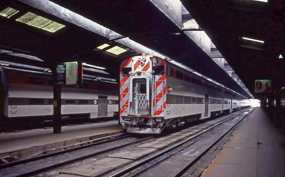 AA PHOTO - CHICAGO - CHICAGO AND NORTHWESTERN STATION - DOUBLE-DECK COMMUTER TRAIN LEAVING TRAIN SHED - 1982