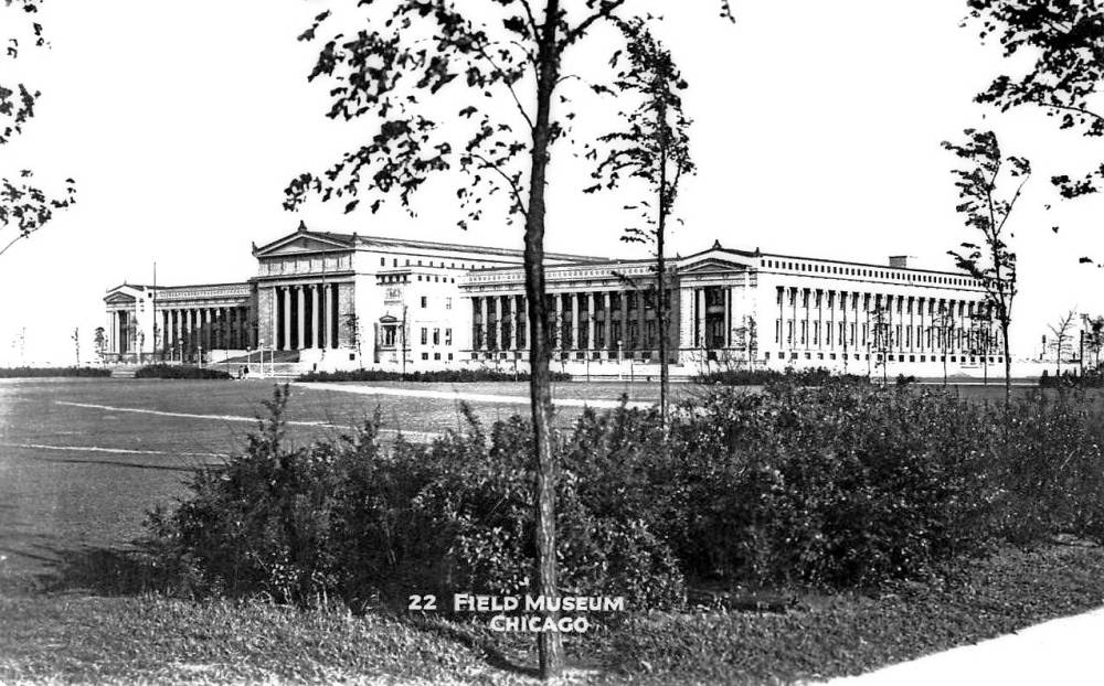 AA POSTCARD - CHICAGO - FIELD MUSEUM - GROUND LEVEL FROM A DISTANCE ACROSS GRANT PARK - 1933