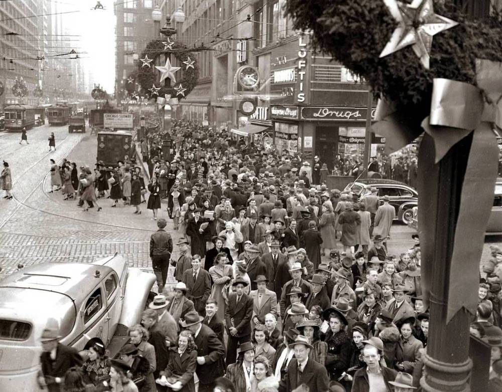 XX PHOTO - CHICAGO - STATE STREET - LOOKING N ON STATE STREET ELEVATED - HUGE SHOPPING CROWD- CHRISTMAS SEASON - SUBWAY BEING BUILT - OPENED IN 1943