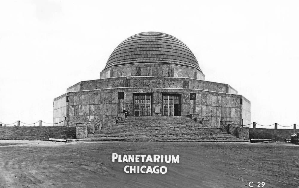 POSTCARD - CHICAGO - ADLER PLANETARIUM - BUILDING FINISHED - GROUND NOT PAVED OR LANDSCAPED - OPENED IN 1930