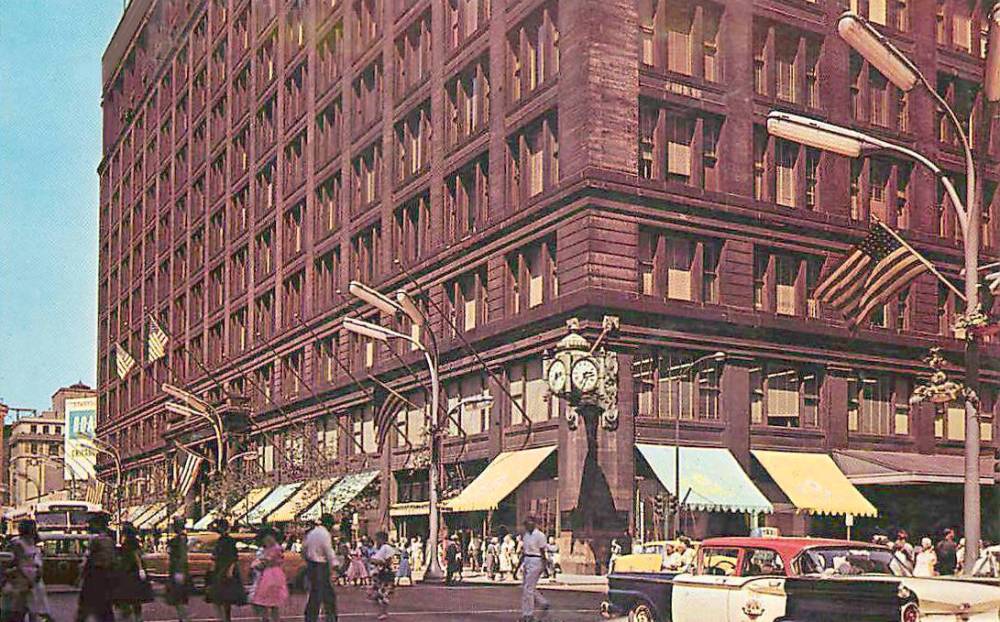 POSTCARD - CHICAGO - STATE STREET AT WASHINGTON - MARSHALL FIELD - SHOPPERS ON STREET - GROUND LEVEL LOOKING NE - CITY BEAUTIFUL SERIES - c1964