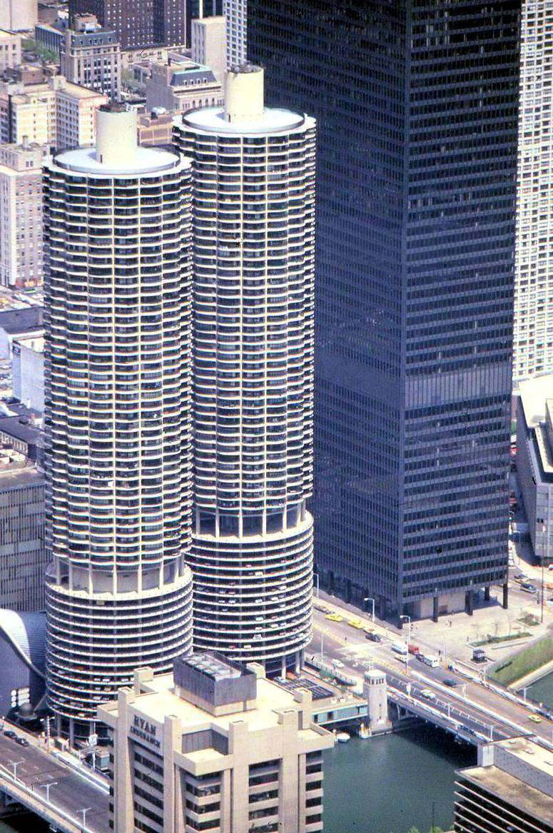 PHOTO - CHICAGO - MARINA CITY FROM A HIGH LOCATION MAYBE SEARS TOWER AND MIES VAN DER ROHE'S IBM BUILDING - STRIKING -1981