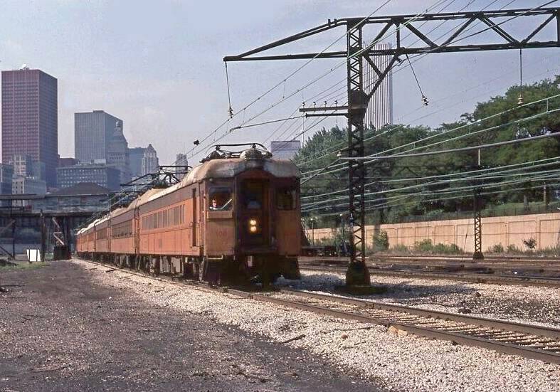 PHOTO - CHICAGO - CHICAGO SOUTH SHORE AND SOUTH BEND ELECTRIC COMMUTER TRAIN - HEADING S FROM DOWNTOWN - SOME BUILDINGS IN BACKGROUND - 1982