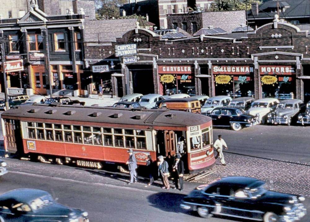 PHOTO - CHICAGO - SID LUCKMAN MOTORS - CHRYSLER-PLYMOUTH - 3651 W OGDEN - LUCKMAN WAS A FAMOUS CHCAGO BEARS STAR - CTA PULLMAN STREETCAR STOPPED WITH PEOPLE - ELEVATED VIEW - 1951 - EDITED FROM AN IMAGE ON THE OLD MOTOR SIT