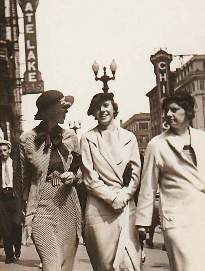 PHOTO - CHICAGO - THREE WOMEN ON STATE STREET - LIKELY ONE OF THOSE CAMERAMAN-ON-THE-STREET PHOTOS THAT ONCE WERE COMMON - 1930s