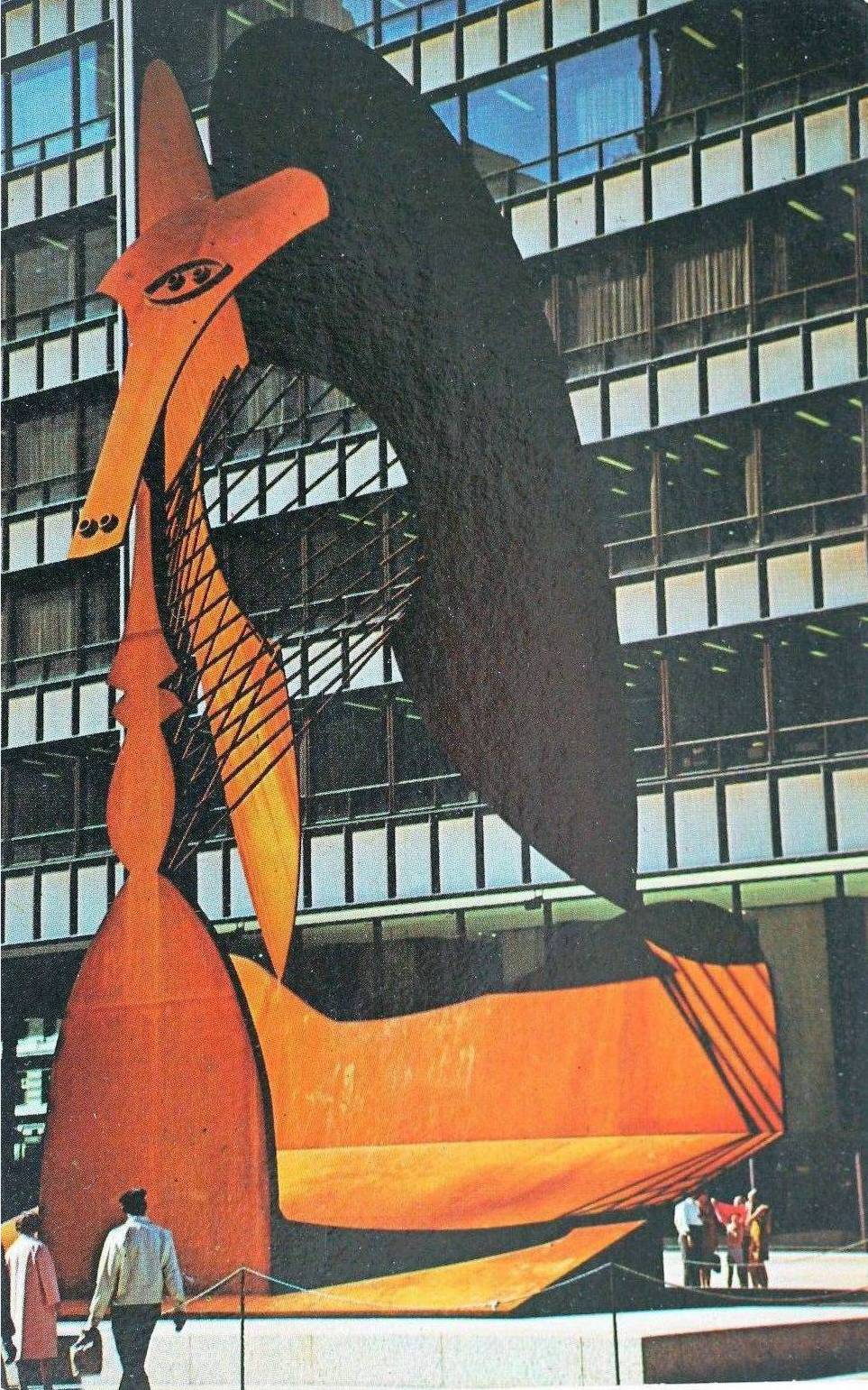 POSTCARD - CHICAGO - CHICAGO'S PICASSO - CIVIC CENTER PLAZA - 50 W WASHINGTON - BUILDING OPENED IN 1965 - SCULPTURE ADDED IN THE YEAR OF THIS CARD - THE COR-TEN STEEL USED GRADUALLY WEATHERS TO A PURPLISH DEEP BROWN - 1967