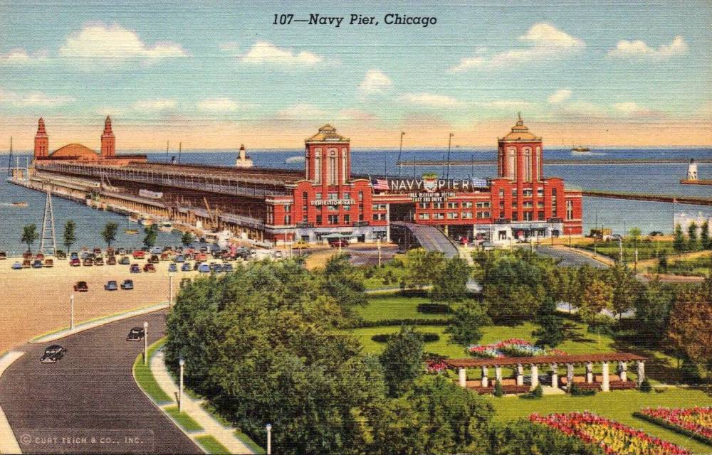 POSTCARD - CHICAGO - NAVY PIER - 600 E GRAND - AERIAL PANORAMA LOOKING E - NOTE NOT U OF I YET (1945-65) - GARDENS - PARKED CARS - 3300 FEET LONG - BUILT 1916 - TINTED - EARLY 1940s