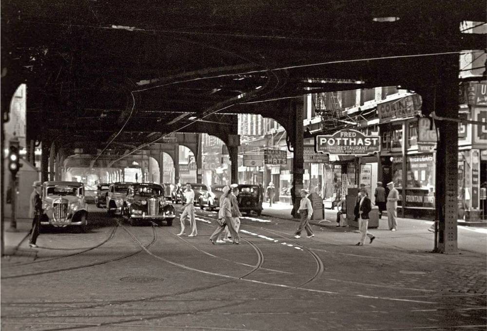A PHOTO - CHICAGO - VAN BUREN AND WABASH - CROWD CROSSING THE STREET UNDER THE ELEVATED STRUCTURE - FRED POTTHAST RESTAURANT - UNITED CIGARS - 1940 - JOHN VAHON