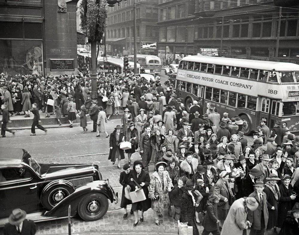 A PHOTO - CICAGO - STATE STREET AT WASHINGTON - SLIGHTLY ELECVATED - BIG CROWD - LOOKS LIKE CHRISTMAS SEASON - MARSHALL FIELDS - DOUBLE-DECKER BUS CHICAGO MOTOR COACH - WALGREENS IN DISTANCE - 1940s