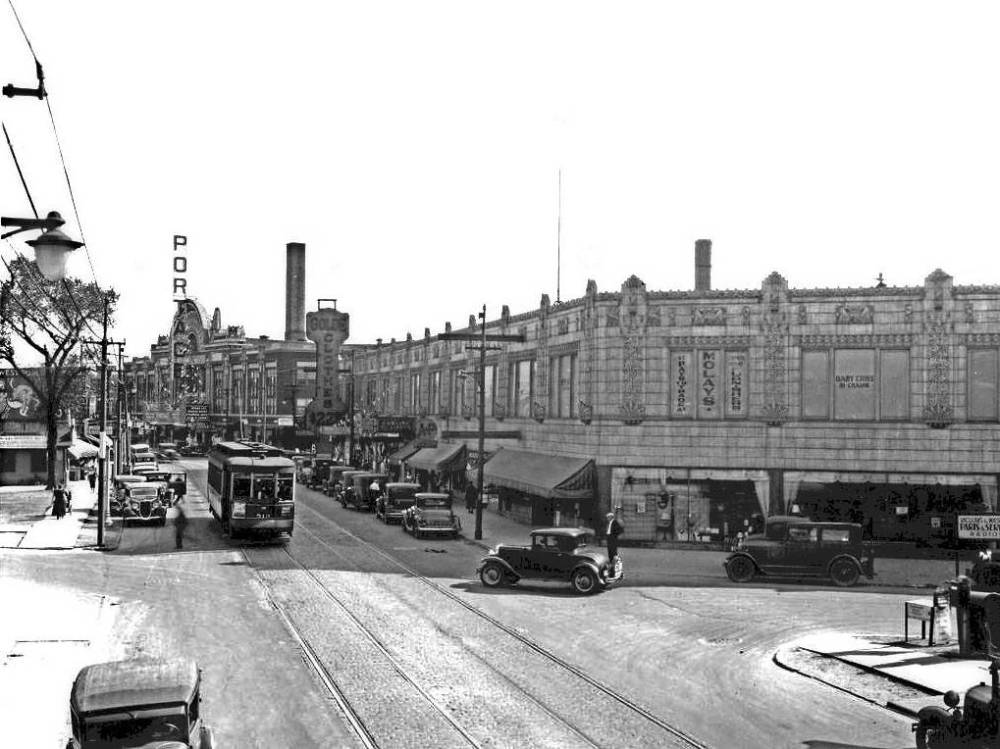 A PHOTO - CHICAGO - MILWAUKEE AVE AND BELLE PLAINE AVE - SLIGHTLY ELEVATED LOOKING TOWARDS PORTAGE THEATER (4050 N MILWAUKEE) AND SIX CORNERS - STREETCAR - CARS - 1924